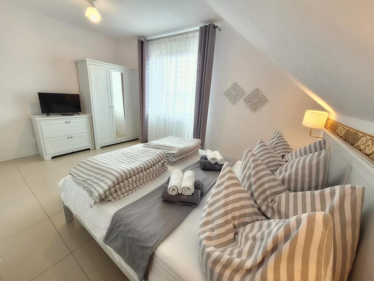Iwona Pokoje Apartamenty Karwia Bagian luar foto