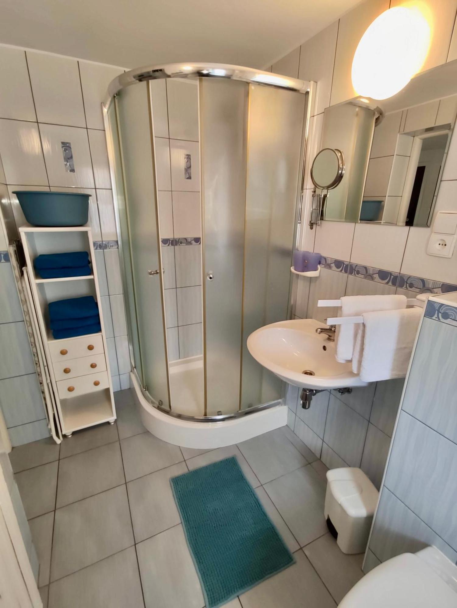 Iwona Pokoje Apartamenty Karwia Ruang foto
